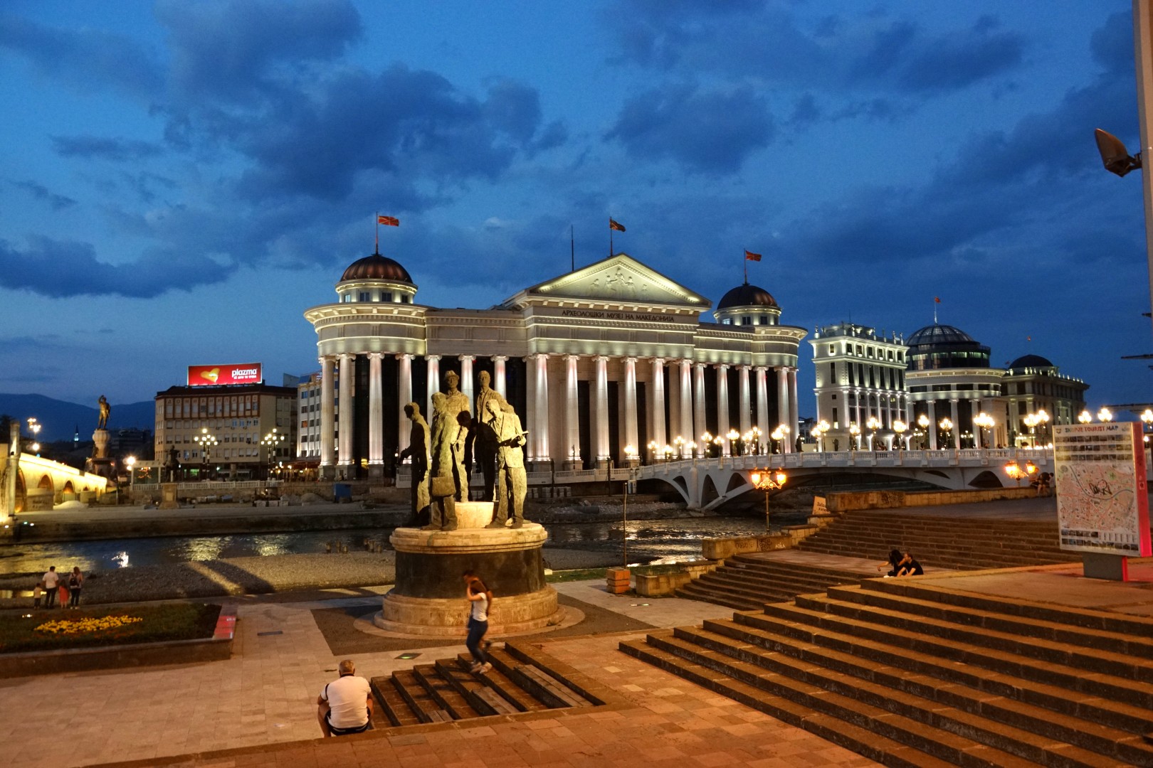 Skopje nocą