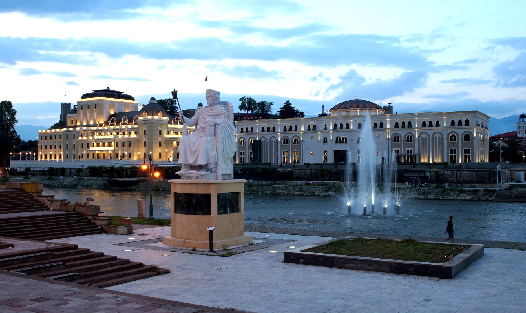 Wieczór w Skopje nad Wardarem w maju 2014 roku