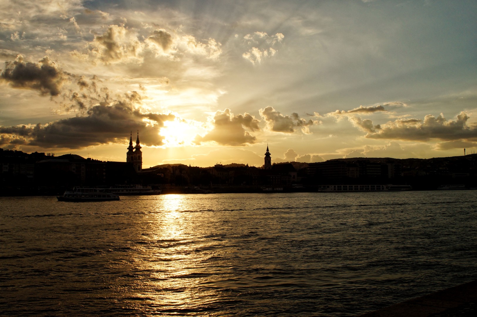 Zachód słońca nad Budapesztem