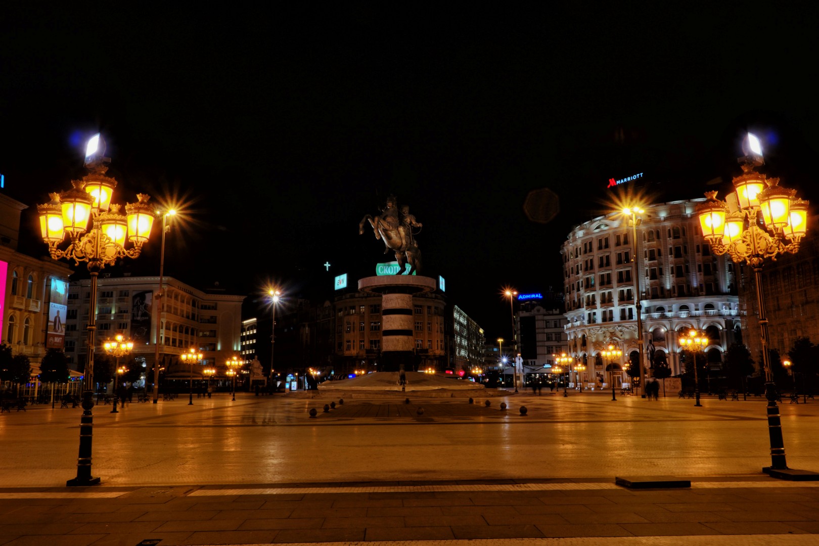 Plac Macedoński nocą