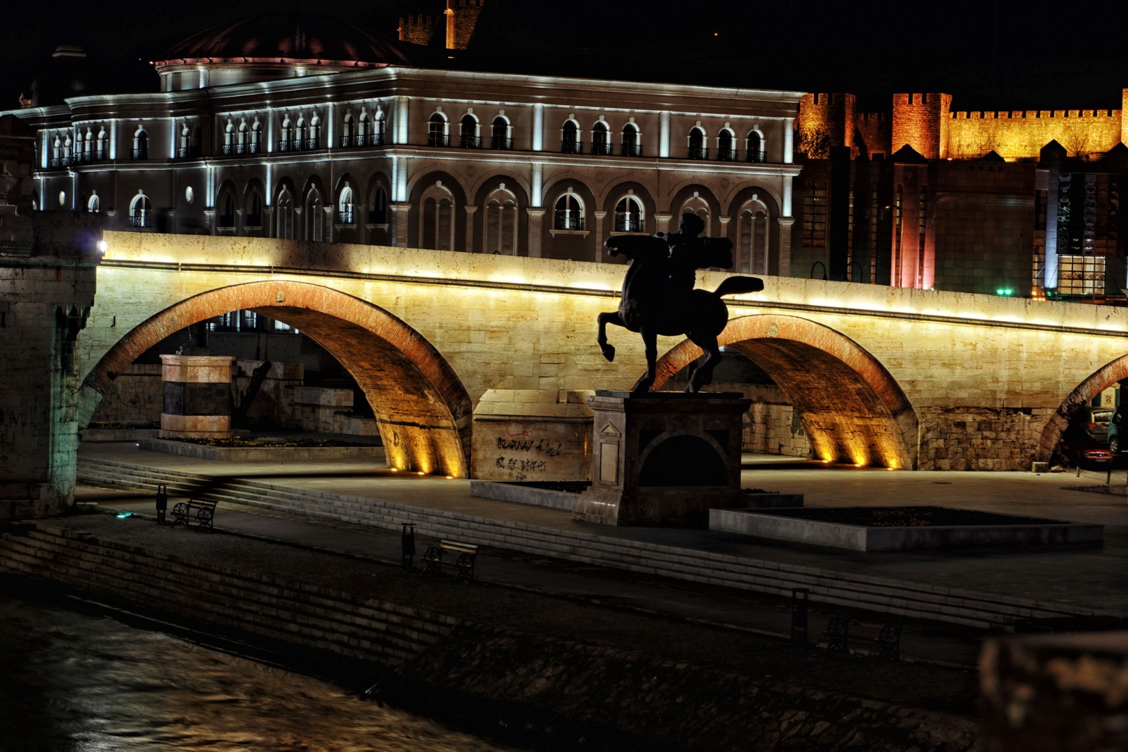 Skopje nocą - most na Wardarze
