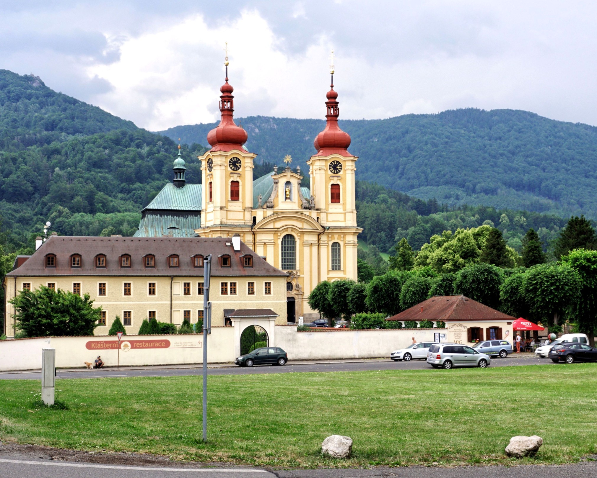 Hejnice i piękna bazylika w Hejnicach na tle czeskich Gór Izerskich
