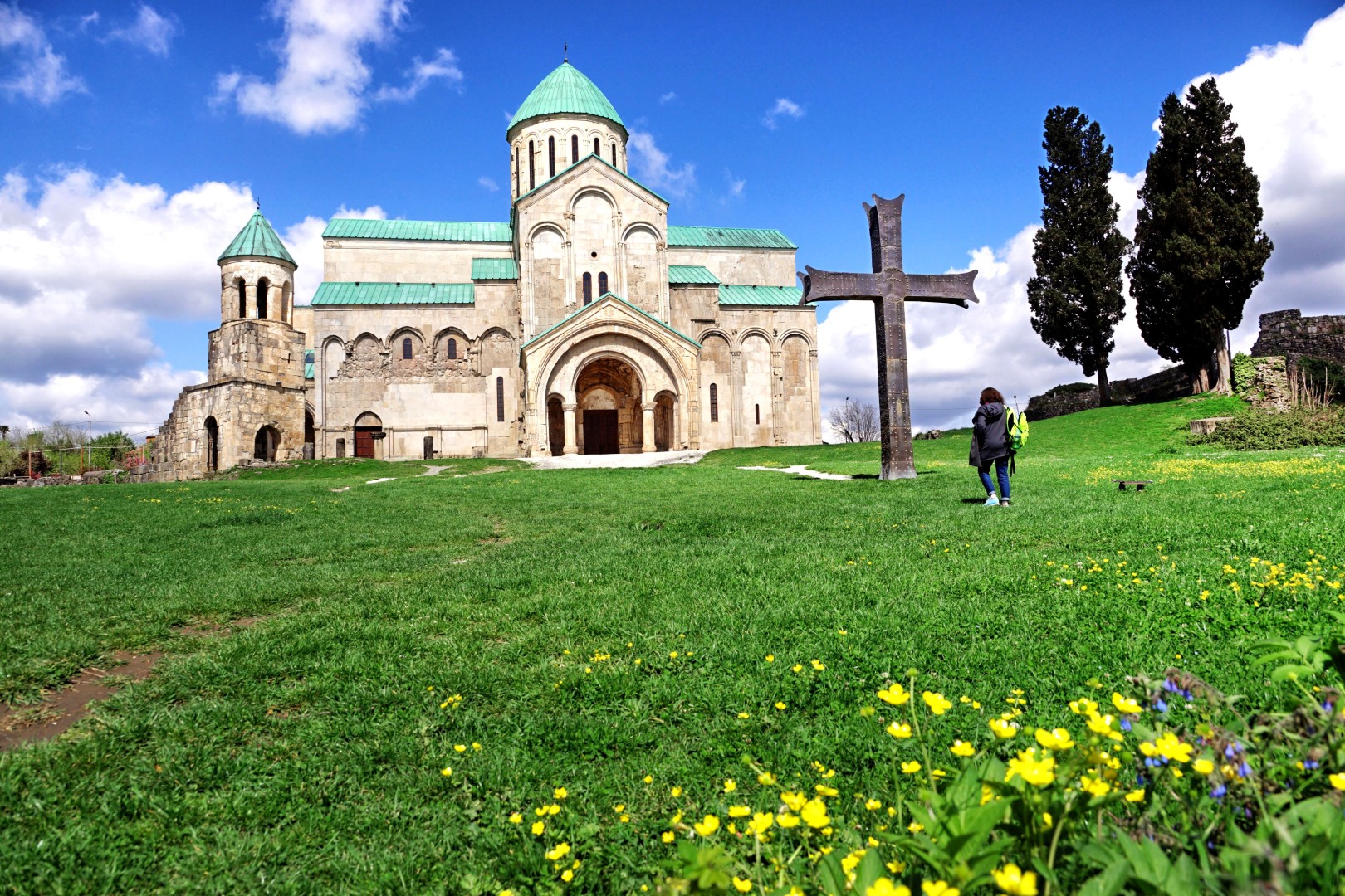 Kutaisi w marcu 2018 roku - katedra Bagrati w pięknym słońcu