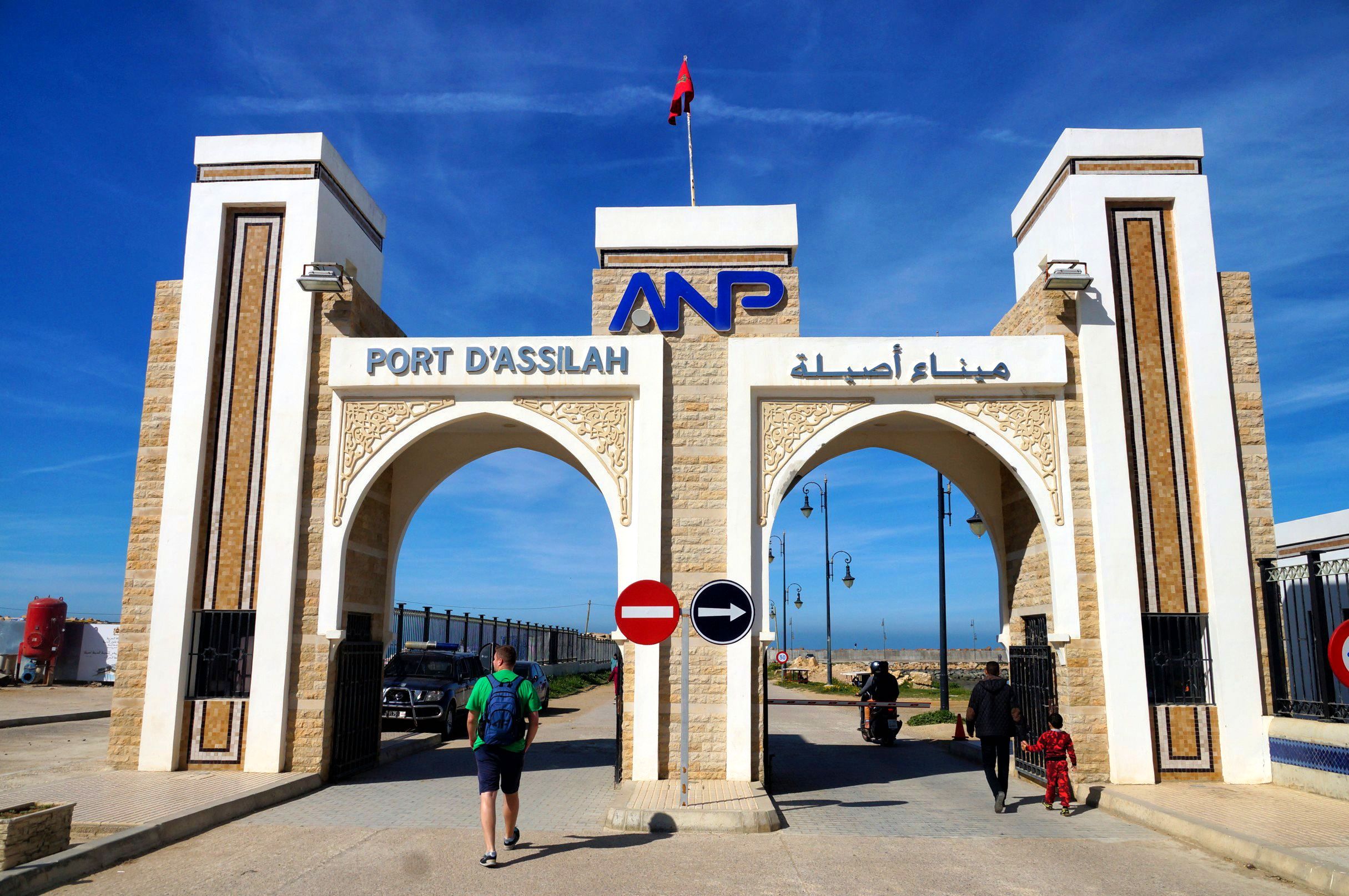 Wejście do portu morskiego w Asilah