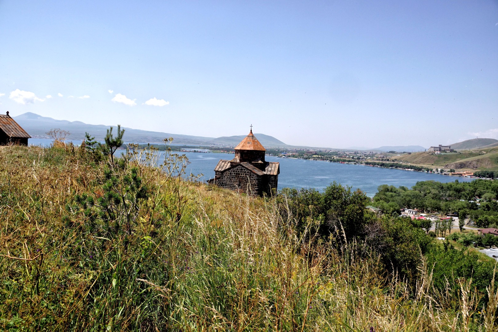 Klasztor Sewanawank wśród wzgórz i wód jeziora Sewan
