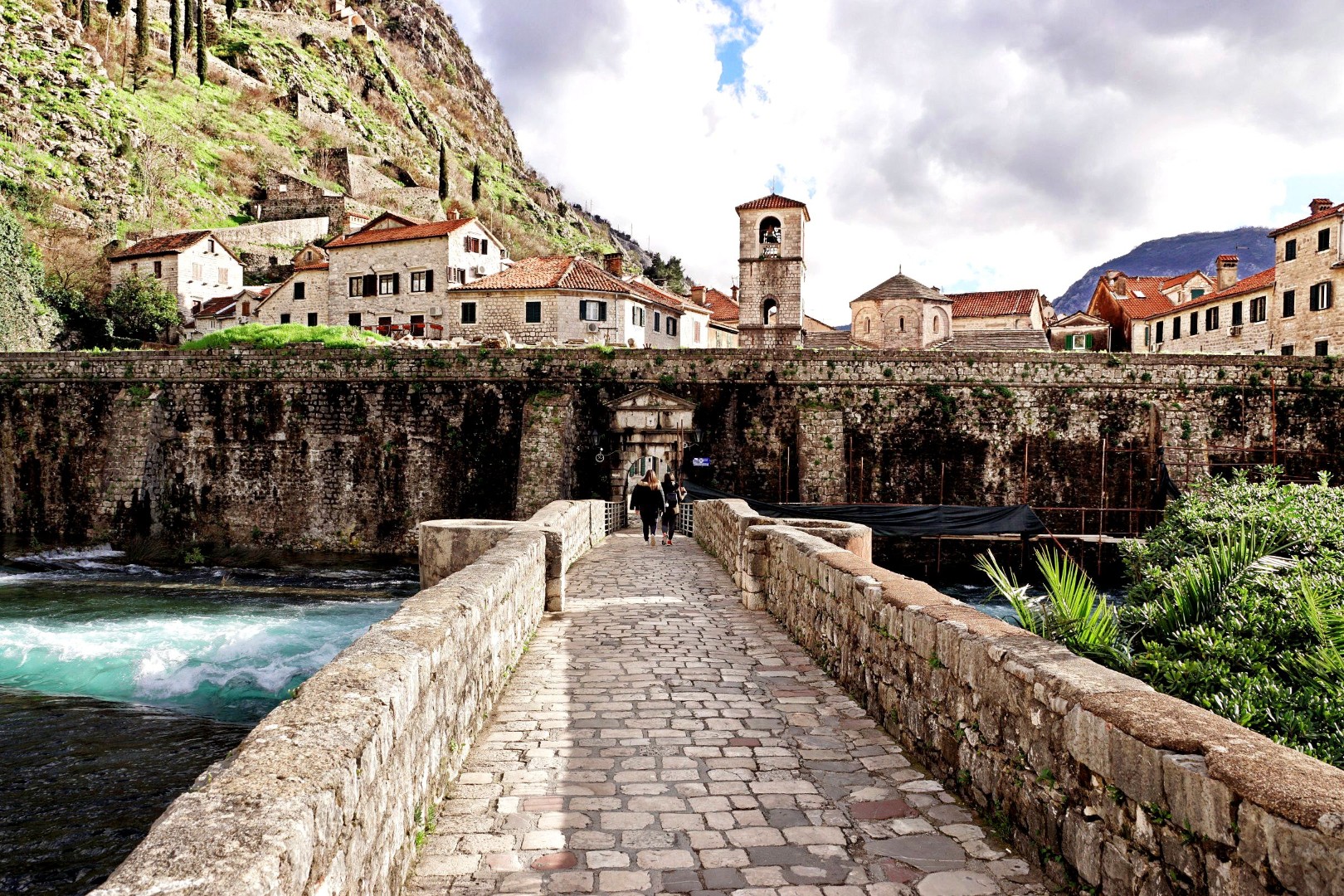 Brama Północna i zabytki Kotoru w tle